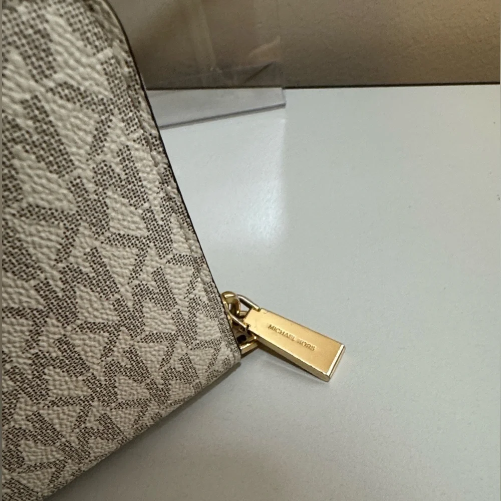 Michael Kors Cream and Gold Zip-Around Wallet - Picture 3 of 11